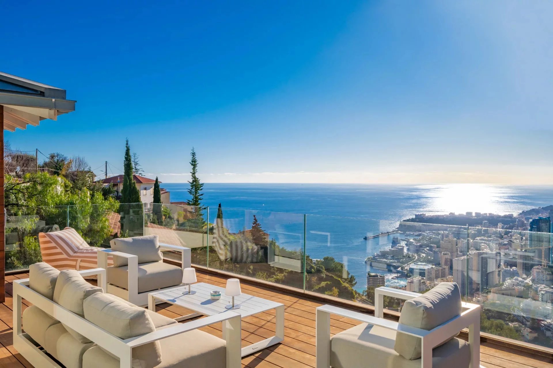 Terrasse de la villa avec vue panoramique sur Monaco et la Méditerranée